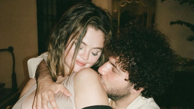 Selena Gomez finds security and growth with Benny Blanco, a relationship marked by respect, understanding and mutual support.