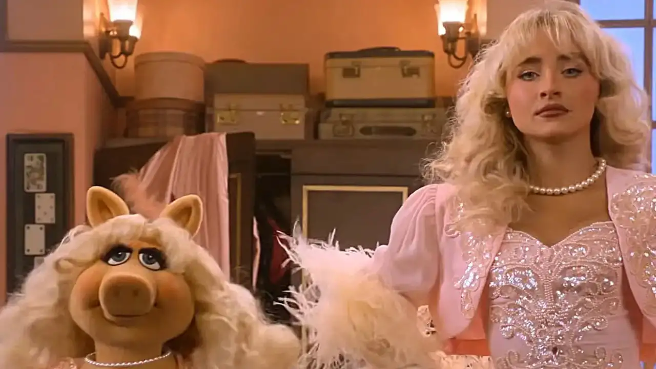 Miss Piggy and Sabrina Carpenter in 2026's 'The Muppet Show' on Disney+.